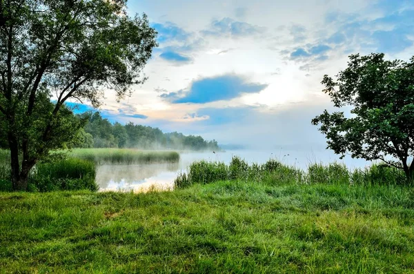 Ранковий пейзаж на озері . — стокове фото