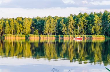 Göl güneşli bir öğleden sonra. 