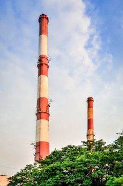 Kırmızı ve beyaz endüstriyel baca. 