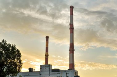 Fabrika bacaları üreten elektrik.