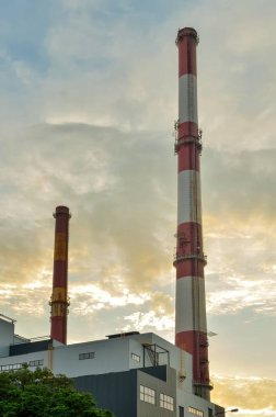 Fabrika bacaları üreten elektrik.