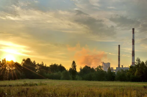 Fabrika bacaları üreten elektrik.