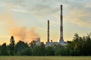 Fabrika bacaları üreten elektrik.