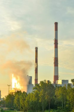 Fabrika bacaları üreten elektrik.