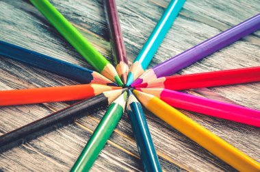 Renkli okul malzemeleri. Ahşap bir masa üzerinde boya kalemi grubu.