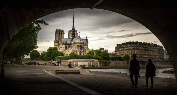 Çift olarak Notre Dame de Paris