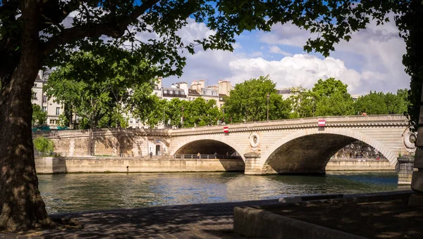 Vue sur un pont parisien — Stok fotoğraf