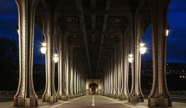 A Ponte Bir Hakeim, um dos monumentos muthemical e um deve Paris — Fotografia de Stock
