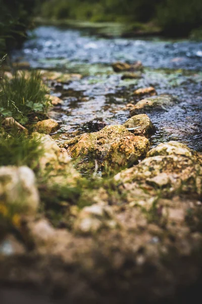 Pedra Ponto Partida Uma Fonte Água — Fotografia de Stock