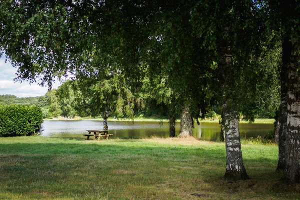 Tavolo da picnic sul lago — Foto Stock