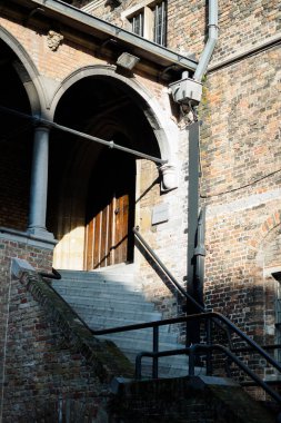 Bruges Çanı 'nın içinde, şehir merkezinde.