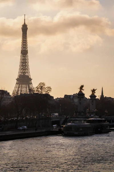 Paris ao pôr-do-sol com a Torre Eiffel e a ponte Alexandre III — Fotografia de Stock