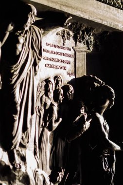 Madeleine Kilisesi 'nin kapısı ve gölgesi arasındaki heykel.