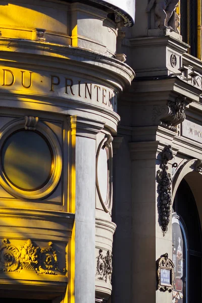 Beem de luz amarilla en un hermoso edificio antiguo — Foto de Stock