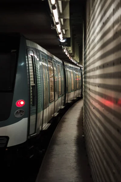 Metro na plataforma em Paris — Fotografia de Stock
