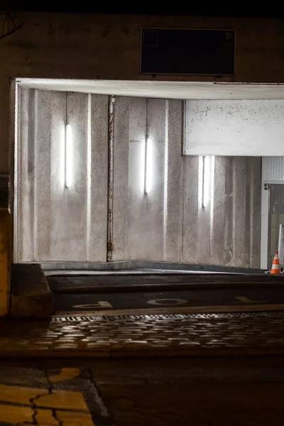 Entrada de estacionamento noturno — Fotografia de Stock