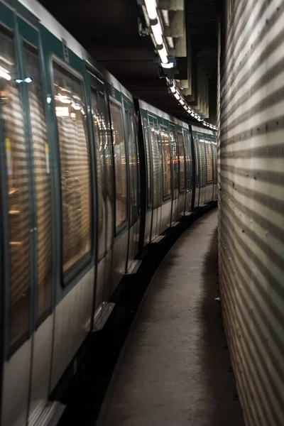 Метро на платформе в Париже — стоковое фото