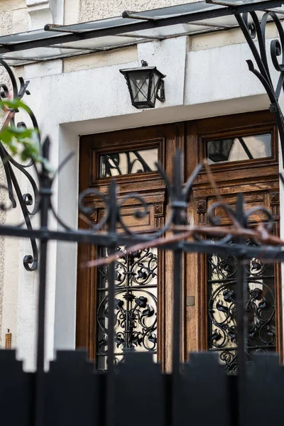 Вход Красивый Старый Дом Шикарном Пригороде Парижа — стоковое фото