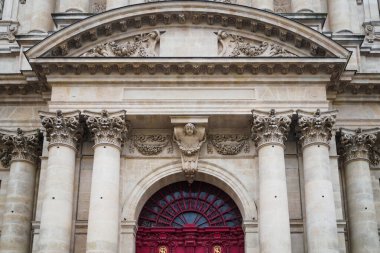 Paris 'teki Aziz Paul Kilisesi' nin sütunları