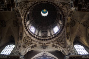 Paris 'teki Aziz Paul Kilisesi' nin simetrik tavanı