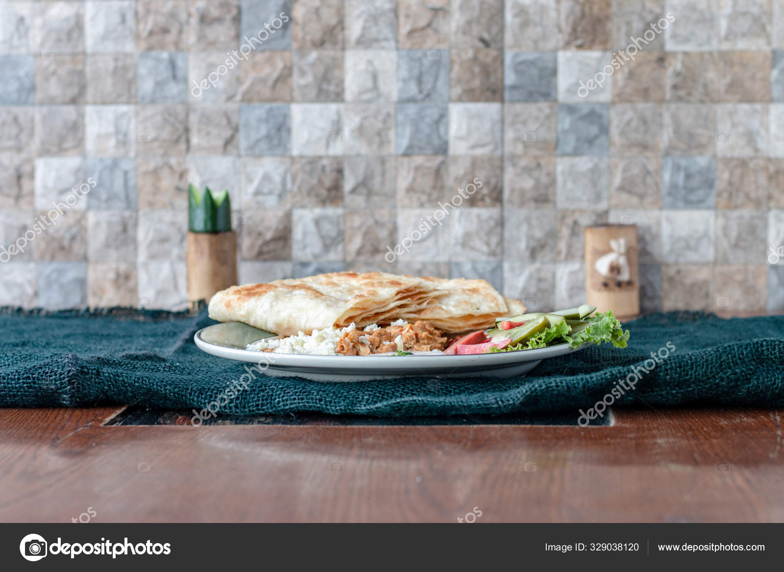 Bandeja Shawarma Pollo Con Espina Pan Pita Queso fotografía de stock