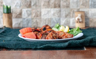 Tavuklu sığır eti kebabı, tikka, boti tabakta.