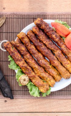 Tavuklu sığır eti kebabı, tikka, boti tabakta.