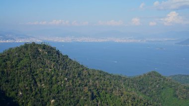 Japonya 'daki Miyajima adasındaki Misen Dağı' nın tepesinden panoramik manzara.