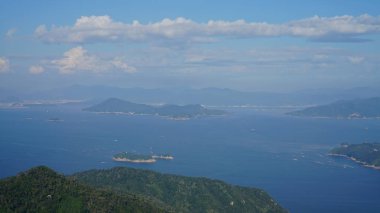 Japonya 'daki Miyajima adasındaki Misen Dağı' nın tepesinden panoramik manzara.