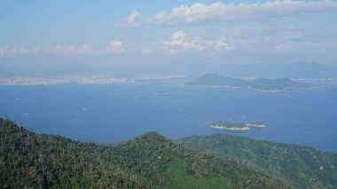 Japonya 'daki Miyajima adasındaki Misen Dağı' nın tepesinden panoramik manzara.