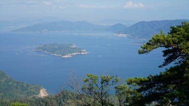 Japonya 'daki Miyajima adasındaki Misen Dağı' nın tepesinden panoramik manzara.