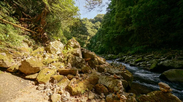 Szép Kis Kőhalmok Halmozva Folyó Mentén Amano Yasukawara Szentély Barlangban — Stock Fotó