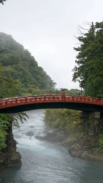 Rote Shinkyo Brücke Über Einen Stürmischen Fluss Nikko Einem Regnerischen — Stockfoto