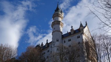Almanya 'nın güneybatısında Fssen yakınlarındaki Hohenschwangau köyünün yukarısındaki Neuschwanstein Şatosu.                               