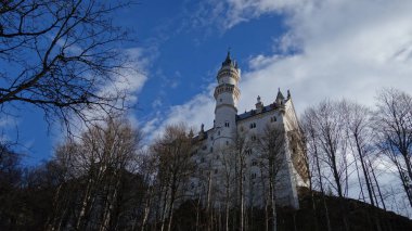 Almanya 'nın güneybatısında Fssen yakınlarındaki Hohenschwangau köyünün yukarısındaki Neuschwanstein Şatosu.                               