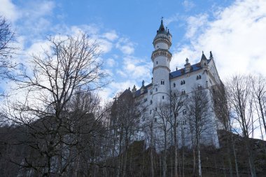 Almanya 'nın güneybatısında Fssen yakınlarındaki Hohenschwangau köyünün yukarısındaki Neuschwanstein Şatosu.                               