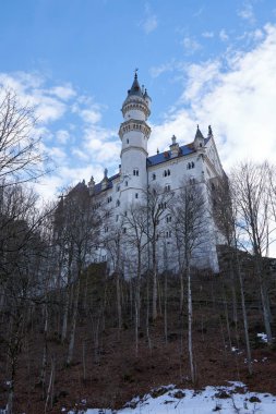 Almanya 'nın güneybatısında Fssen yakınlarındaki Hohenschwangau köyünün yukarısındaki Neuschwanstein Şatosu.                               