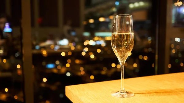 Een Glas Champagne Een Tafel Een Restaurant — Stockfoto