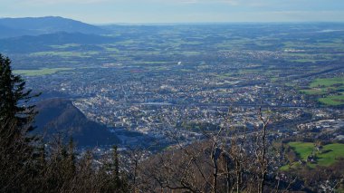 Avusturya 'daki Salzburg ve Alp dağlarının hava panoramik manzarası.