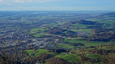 Avusturya 'daki Salzburg ve Alp dağlarının hava panoramik manzarası.