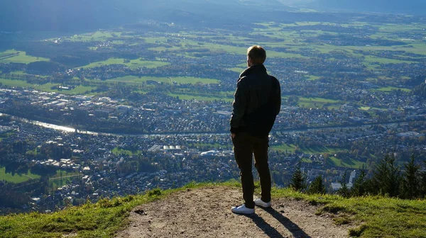 Turysta Szczycie Góry Untersberg Tło Panoramą Salzburga Austrii Obrazek Stockowy