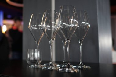 Restoran partisinde masada boş şeffaf bardaklar..