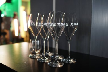 Restoran partisinde masada boş şeffaf bardaklar..