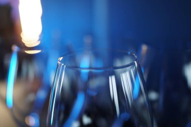 Restoran partisinde masada boş şeffaf bardaklar.