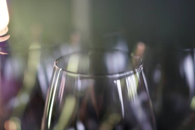 Restoran partisinde masada boş şeffaf bardaklar..