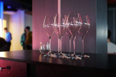 Restoran partisinde masada boş şeffaf bardaklar..