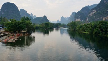Yulong nehri Çin 'in Yangshuo kentindeki garip dağların arasından akar. Küçük Li Nehri olarak da bilinir.. 