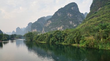 Yulong nehri Çin 'in Yangshuo kentindeki garip dağların arasından akar. Küçük Li Nehri olarak da bilinir.. 