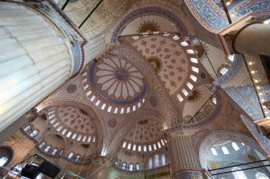 İstanbul, Türkiye 'deki Sultanahmet Mavi Camii' nin içi.