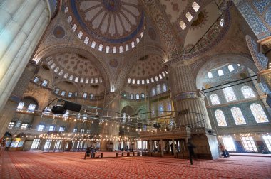 İstanbul, Türkiye 'deki Sultanahmet Mavi Camii' nin içi.